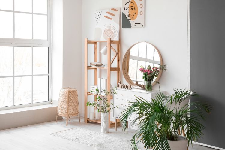 Természetes fénnyel megvilágított enteriőr világos fal­színekkel, növényekkel és letisztult berendezéssel